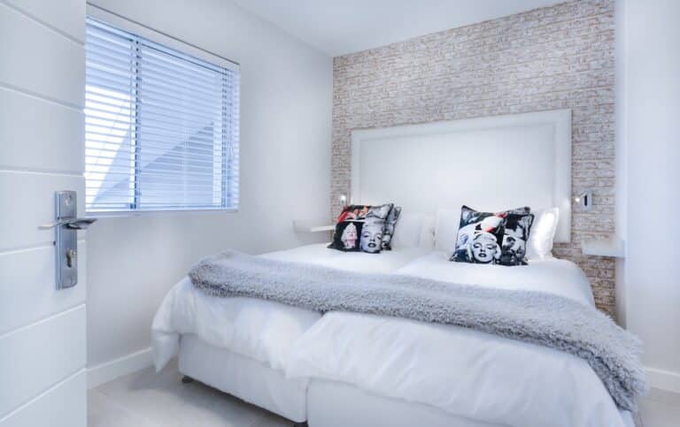 Habitación doble luminosa con dos camas para grupos que reservan alojamiento de despedida en Valencia
