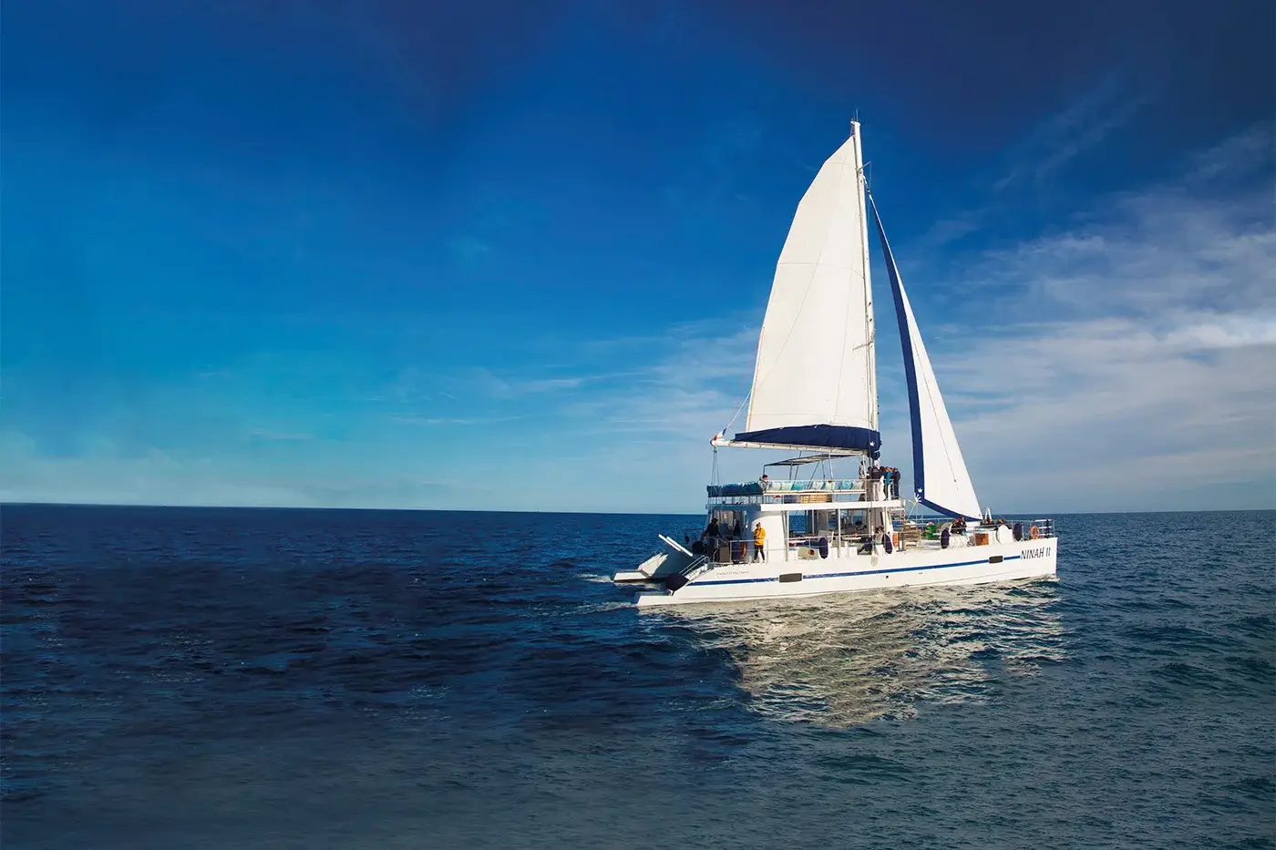 Catamarán de gran capacidad durante un evento corporativo en la Marina de Valencia con equipo audiovisual y catering a bordo