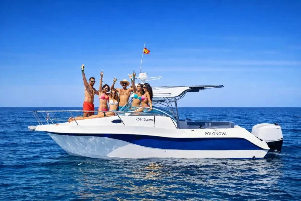 Alquiler de barcos con patrón en Valencia: guía completa para elegir bien Yate Polonova navegando en privado frente a la costa de Valencia 2 Yate Polonova navegando en privado frente a la costa de Valencia