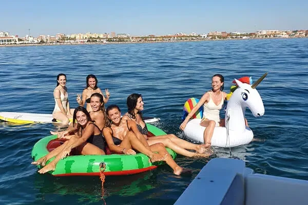 Alquiler de barcos con patrón en Valencia: guía completa para elegir bien Yate Polonova fondeado con pasajeros disfrutando del baño en el mar 9 Yate Polonova fondeado con pasajeros disfrutando del baño en el mar