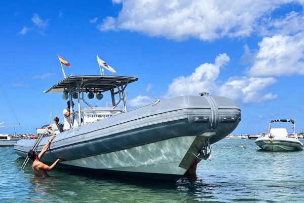 Alquiler de barcos con patrón en Valencia: guía completa para elegir bien Lancha Fast Rocket fondeada con pasajeros disfrutando del baño y el sol 5 Lancha Fast Rocket fondeada con pasajeros disfrutando del baño y el sol