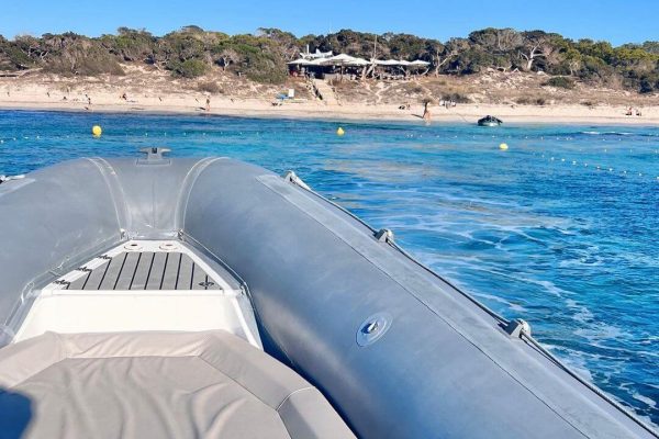 Alquiler de barcos con patrón en Valencia: guía completa para elegir bien Interior de la Lancha Fast Rocket con espacio diáfano para grupos 4 Interior de la Lancha Fast Rocket con espacio diáfano para grupos