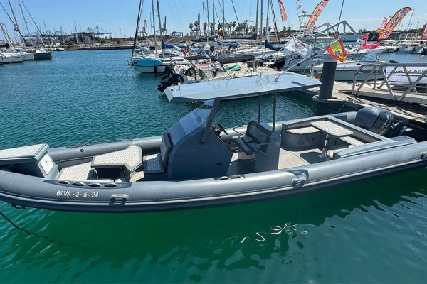 Alquiler de barcos con patrón en Valencia: guía completa para elegir bien Yate Venice atracado en la Marina de Valencia listo para una salida privada 3 Yate Venice atracado en la Marina de Valencia listo para una salida privada