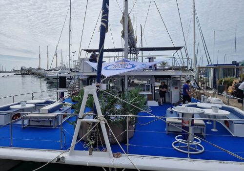 Catamarán Ninah atracado en la Marina de Valencia preparado para el evento Red Bull