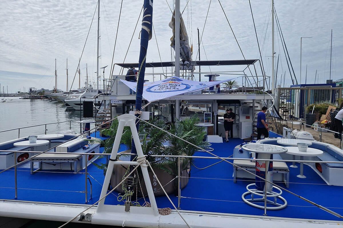 Catamarán Ninah atracado en la Marina de Valencia preparado para el evento Red Bull