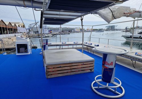 Equipamiento técnico y branding Red Bull montado en la cubierta del catamarán Ninah