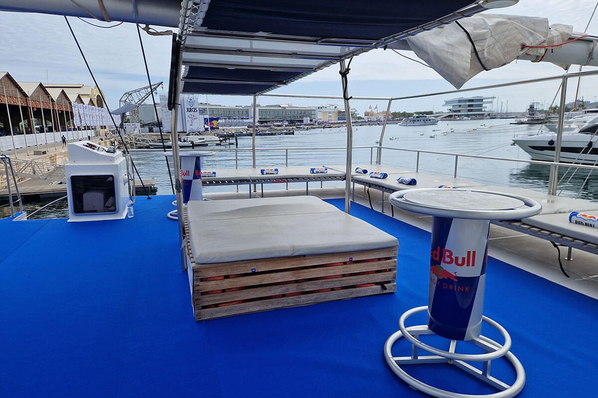 Equipamiento técnico y branding Red Bull montado en la cubierta del catamarán Ninah