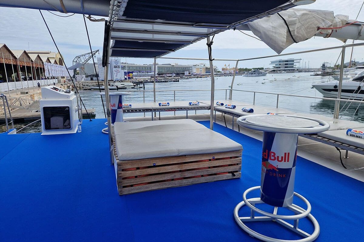 Equipamiento técnico y branding Red Bull montado en la cubierta del catamarán Ninah