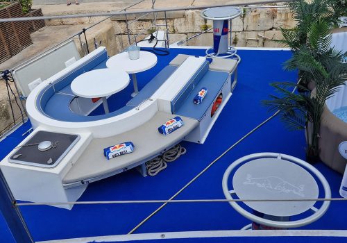 Vista general de la cubierta del catamarán Ninah con zonas de descanso y jacuzzi durante el evento Red Bull