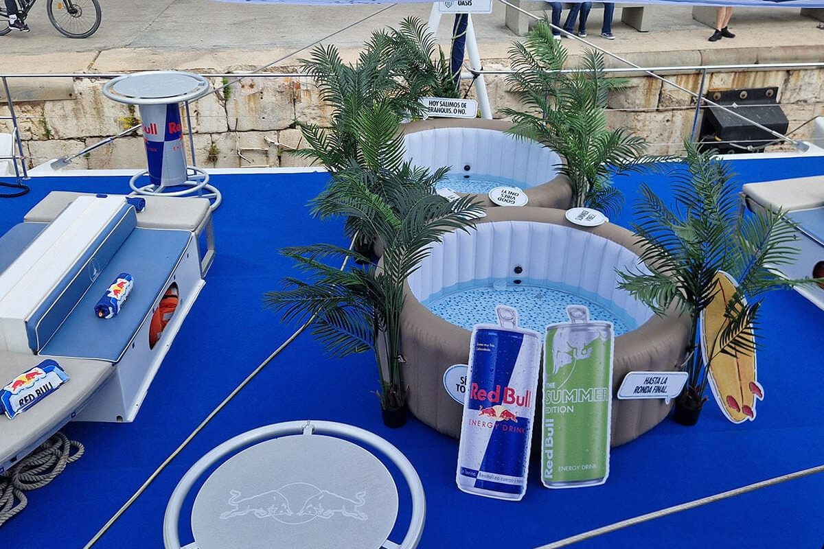 Cubierta del catamarán Ninah decorada con jacuzzi y ambientación Red Bull en Valencia