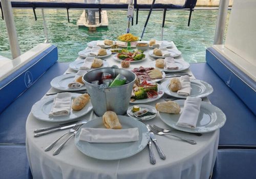 Mesa de catering preparada a bordo del catamarán Ninah para el evento Red Bull en Valencia