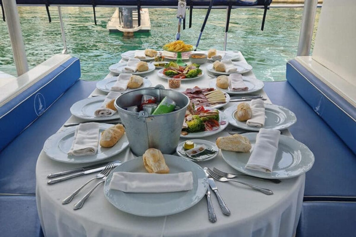 Mesa de catering preparada a bordo del catamarán Ninah para el evento Red Bull en Valencia