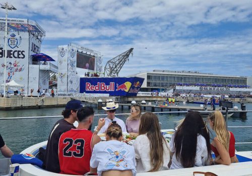 Asistentes junto a la zona de branding Red Bull en el catamarán Ninah en Valencia
