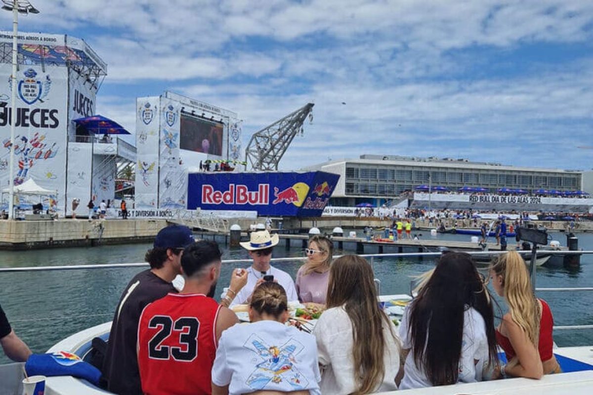 Asistentes junto a la zona de branding Red Bull en el catamarán Ninah en Valencia