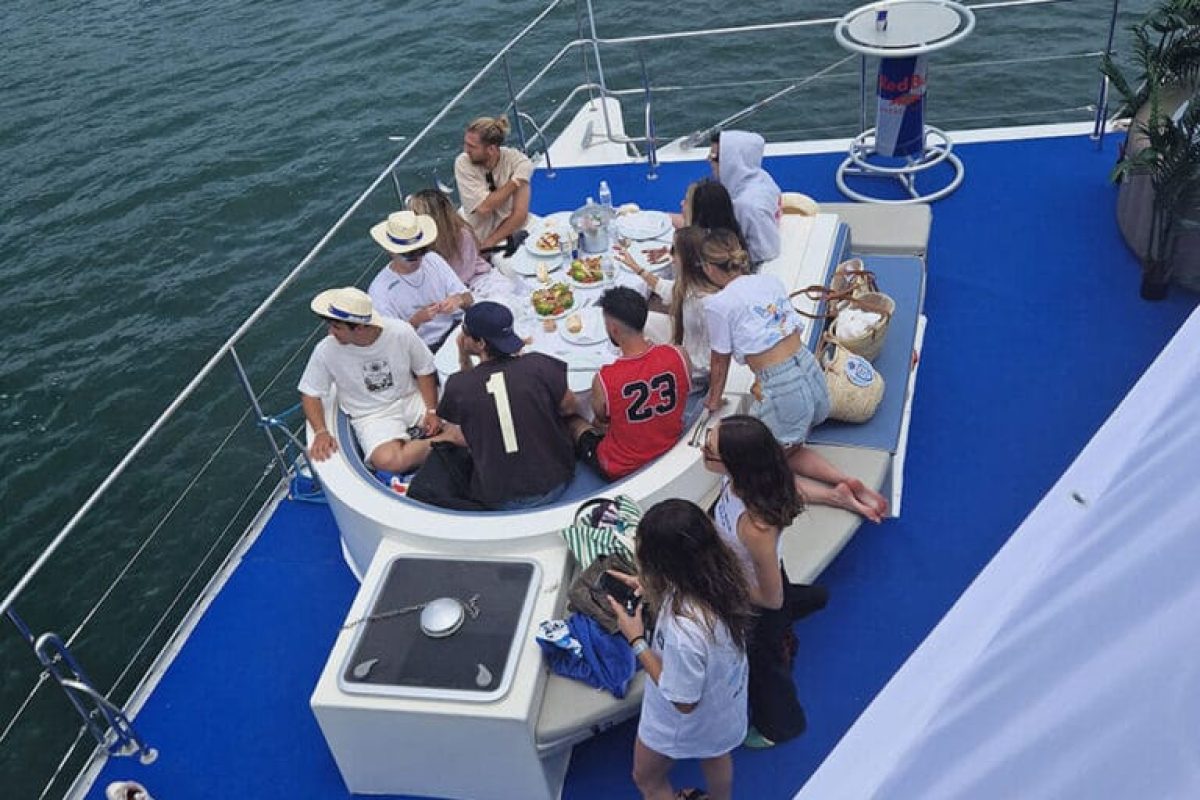 Invitados en la cubierta del catamarán Ninah durante un evento privado de Red Bull en Valencia