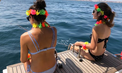 Excursión en catamarán con almuerzo a bordo navegando frente a las playas de Gandía