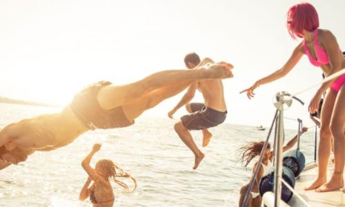 Excursión en catamarán con almuerzo valenciano a bordo navegando por la costa de Valencia