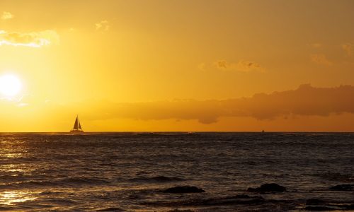 Catamarán fondeado frente a Port Saplaya durante la excursión con comida a bordo en Valencia
